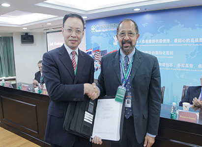 Mr. Robert, leader of the evaluation experts team, handed evaluation reports over to hospital president Wang Huaizhong