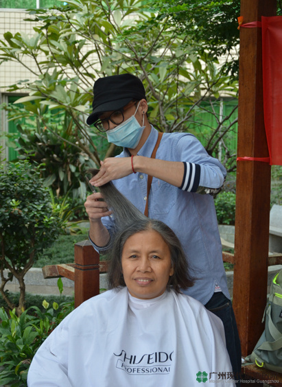Bệnh viện Ung Bướu Hiện Đại Quảng Châu, bệnh nhân ung thư, cắt tóc miễn phí, nhân viên tình nguyện
